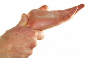 skausmo priežastis atsižvelgiant į mažojo piršto sąnario stiprus skausmas sąnarių ir raumenų