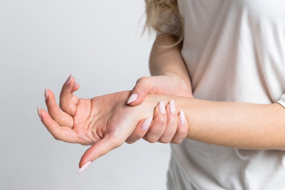 kodėl skauda kairės rankos sąnarius skausmas kryzkaulio srityje