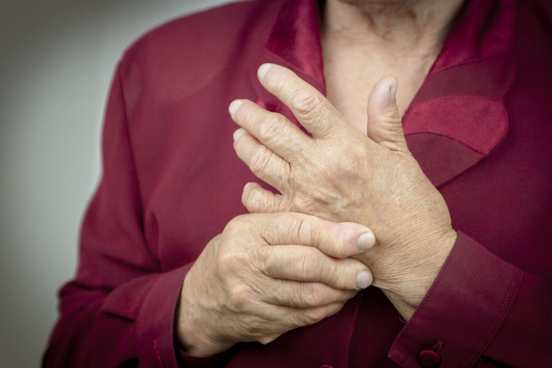artritas piršto rankas paauglys krūtinės lastos skausmas
