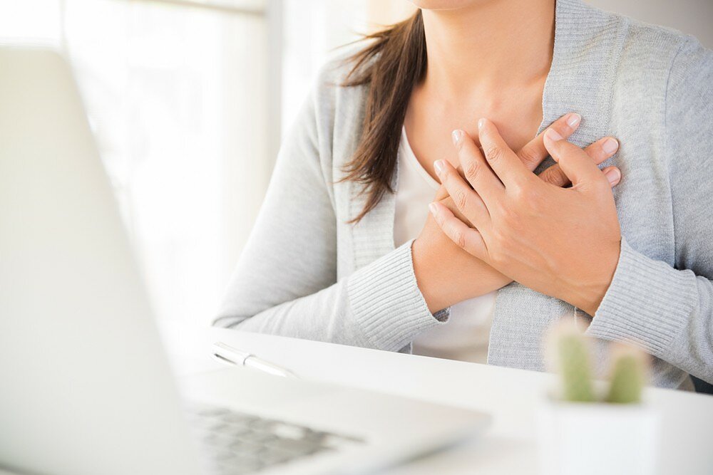 krūtinės skausmas pereinantis į nugarą skauda visus kūno sąnarius priežastis