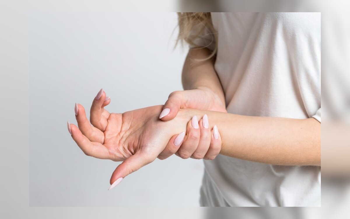 gerklės sąnarių ant viduriniojo piršto rankos į lenkimo anemija ir sąnarių skausmas
